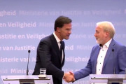 【新型コロナ】オランダ首相「いまこの瞬間から握手をやめよう」→ 直後に隣の人と握手
