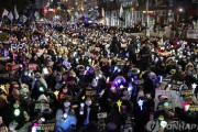【韓国】弾劾案再採決前夜、国会前に「ろうそく」があふれかえる