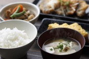 日本食って醤油やソースが旨いんであって料理自体は不味いよな