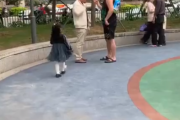 【悲報】中国のおっさん、幼女が号泣してる中で大喧嘩してしまうｗｗｗｗｗ