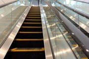 エスカレーター「片側空け」ついに終わりを迎えるか　名古屋では9割が立ち止まって利用する理由
