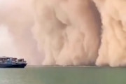 【動画】海の砂嵐。スエズ運河で砂嵐に突入する大型船からの映像。