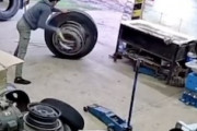 それは笑うｗｗｗ大型タイヤを整備中の事故で笑えるのは珍しいｗｗｗ