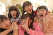 【朗報】14歳と15歳のおっぱいを惜しげもなく披露してくれるアイドルグループwwwwww