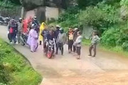 【動画】雨季の罠。泥流にバイクが沈む瞬間・・・。それは無謀だわ(´･_･`)