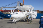 米海兵隊岩国基地に空自に納入する早期警戒機「E-2D アドバンスドホークアイ」2機が到着！