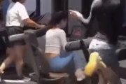 海外の陽キャ君、スポーツジムで奇行種走りをして女の子の笑いをかっさらう！←これ、やれって言われてできるか？海外の反応
