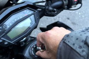 【悲報】ワイ、バイク通勤ってだけで同僚(女)からキモいと言われる