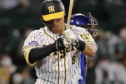 阪神・佐藤輝が表した「悔しさ」と「激情」　9回好機で三振に倒れ、バットをたたきつける