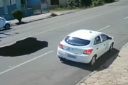 道路にぽっかりと開いた大穴に車が落ちてしまう瞬間の映像。どうして気付けないのか。