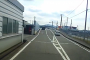 【衝撃】運転免許センターを出たばかりの軽自動車さん、まさかのムーブをぶちかましてしまう…