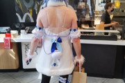 【悲報】海外バチャ豚、VTuberの恰好でマックを買いに行くｗｗｗｗ