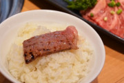 焼肉屋にて。旦那「ほら食え！肉汁こぼれるからこのまま食べろ！」私「あちあちー！（おいしいけど部活みたい）」旦那「おもしろいね！ｗ」