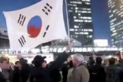 【パヨク速報】立憲代表・枝野幸男の街頭演説、韓国国旗を持った支援者がエール！！