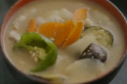 土井先生「季節の野菜をおおざっぱに切る、そこへ豚肉を入れる、さらに卵を落とす。味噌汁はこれでええんです」