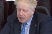 【速報】英国・ジョンソン首相、ロシアへの攻撃支持「ワニに片足食われながらそのワニと交渉するバカいる？いねえよなあ！」