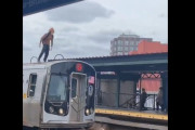 【動画】ニューヨークで流行っている「地下鉄サーフィン」がマジでヤバすぎる！！ NY市長はそれにブチギレ