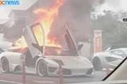 ランボルギーニ「ムルシエラゴ」走行中に炎上　真っ黒焦げに