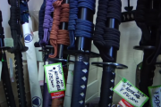 海外「日本におけるガンショップだな」東京の武道具店を見た海外の反応