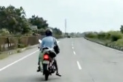 【動画】妻の遺体をバイクのリアシートに縛り付けて走る男がインドで撮影される。