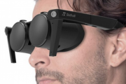【朗報】クソデカいVRゴーグルとはもうサヨナラ！メガネ型登場でついにVR元年到来！！