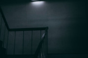 【怖い話】夜の病棟を見回ってると、非常階段になんか子供がいる・・・