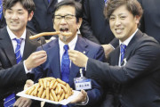 日ハム・栗山監督、今年は新人選手にソーセージを食べさせてもらう