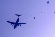 中国軍のY-20大型輸送機、落下傘部隊降下の効率化に要注意…後部扉からも同時降下で短時間投入が可能に！