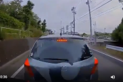 【動画】煽り運転するも車間距離詰めすぎてぶつけてしまう