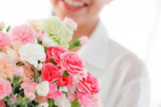 花束をもらったことがある？　「花より実用的なものを」と考える男性も