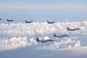 日本海上空で日米戦闘機8機が共同訓練を実施…空自のF-15戦闘機4機と米軍のF-16戦闘機4機の計8機が参加！