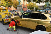 金色のBMW「X5」 をドイツ警察が路上から撤去、「まぶし過ぎる恐れ」