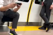 【動画】サラリーマンさん、電車内でとんでもない行為をしてしまう