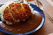 【雑談】レストランで「カツカレー定食」を注文したら「ロースかつ定食」のトンカツにカレーがかかったものが出てきた