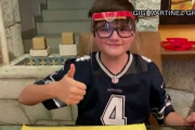 メキシコの少年、顔面シールドを作って感謝される