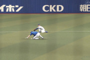 京田、走者と被った打球をナイスキャッチ！