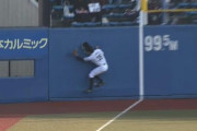岡大海、スーパープレー！フェンスに激突しながらナイスキャッチ