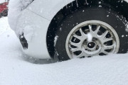 まだ夏タイヤなのに…　車で雪に遭遇したらどう対処すべき？