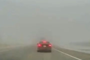 【動画】濃霧時の追い越しがいかに危険か。最悪の結末から学ぶ。