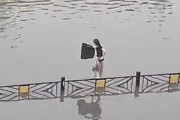 【動画】中国、街が水没、遠回りがイヤな女性の攻めが凄い！見よ、このバランス感覚～！w