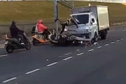 【動画】道が悪い。Y字分岐で信号無視したトラックがバイクをぶっ飛ばす事故。