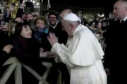 アジア人「キャー　ローマ教皇よ！！」ローマ教皇「うるせえ！！」→平手打ちし非難轟々……