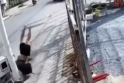 【動画】歩道の段差でバランスを失ったバイク乗りが電柱に突っ込んでしまう事故。