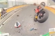【動画】これは痛い。急ブレーキを踏んだ車に激しく追突したバイク乗りの悲しい映像。