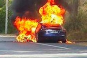 フランスでテスラ車が標識に突っ込み炎上…４人死亡