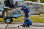 ロシア軍の攻撃ヘリコプターKa-52に兵器や燃料を補充する整備兵！