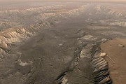 【調査結果】火星の巨大渓谷で「大量の水」の存在を確認