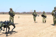 陸上自衛隊の偵察用ロボット犬が降下訓練前に「ストライキ」…甘えてる？！