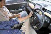 ハンドルの正しい持ち方は？ 現代「10時10分」 昔「8時20分」 ゆとり世代ぼく「免許持って無い」