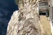 【動画】落ちたら絶対に助からない崖っぷちを行くバスの映像が玉ヒュンだと話題に。
